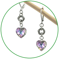 Ručně vyrobené náušnice s kroužkovanými ornamenty z chirurgické oceli a skleněnými broušenými srdíčky Swarovski | Lenka B. handmade