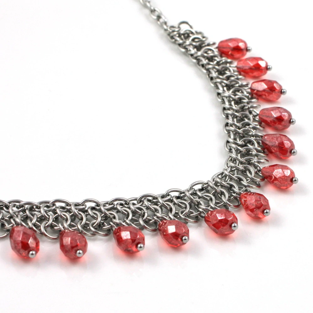 Náhrdelník choker s červenými kapkami