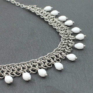 Choker na krk s bílými kapkami